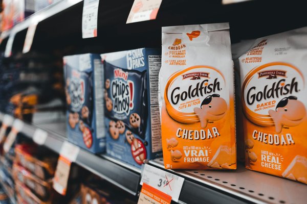 How do UK kitchen bars enhance customer experience with live entertainment?